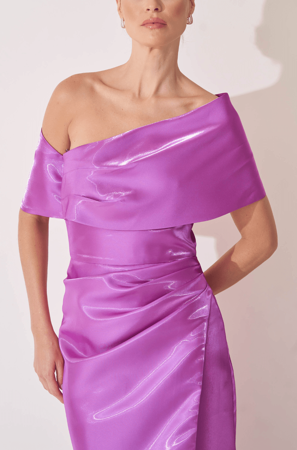 Vestido Fucsia glow ombro a ombro de alfaiataria