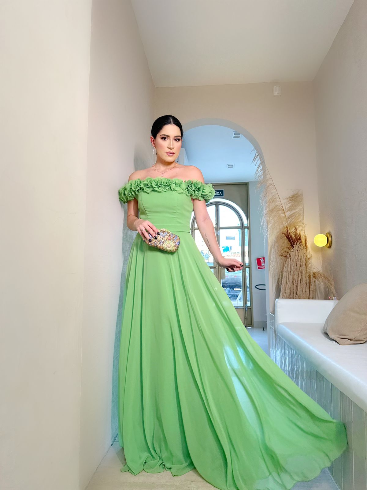 Vestido Verde kiwi ombro a ombro com flores